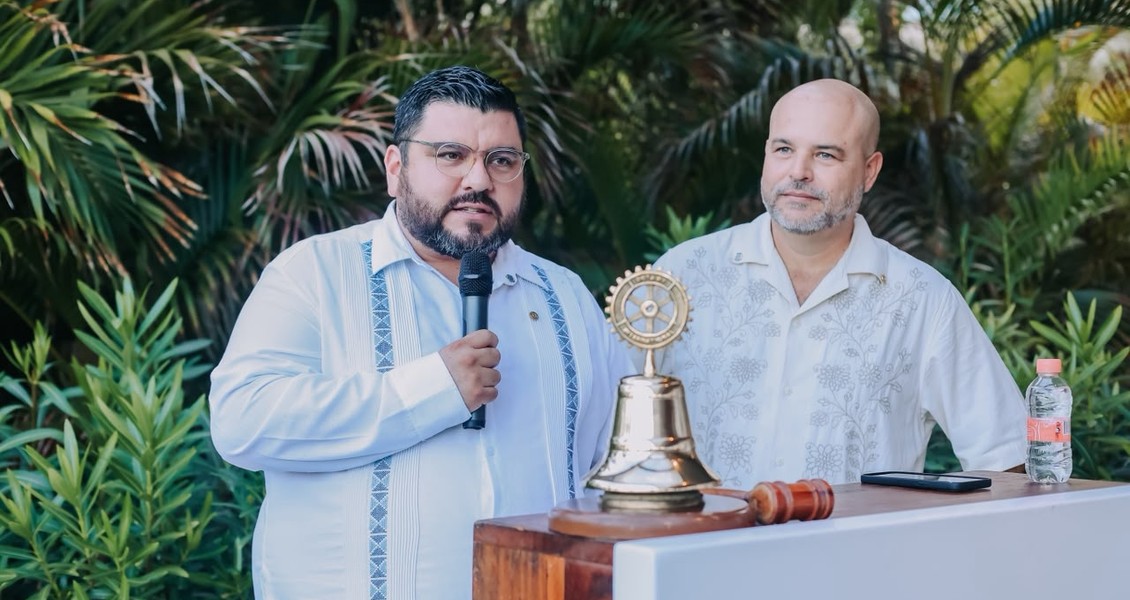 Rafael Cossío, presidente del Club Rotario San José del Cabo 2026-2027, durante la toma de protesta