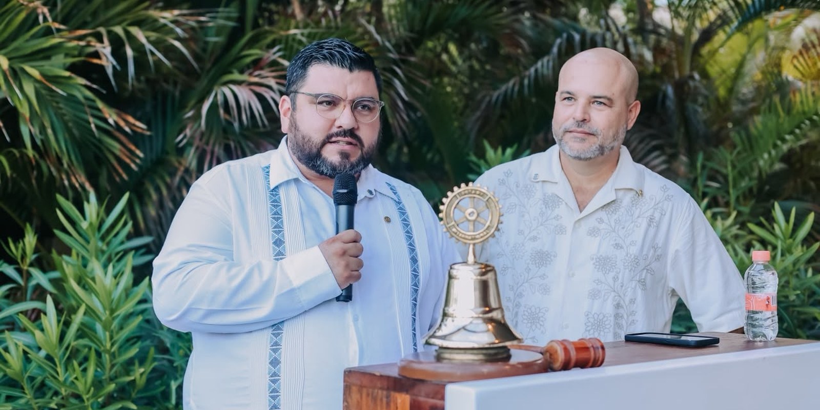 Rafael Cossío, presidente del Club Rotario San José del Cabo 2026-2027, junto a la campana rotaria durante la toma de protesta